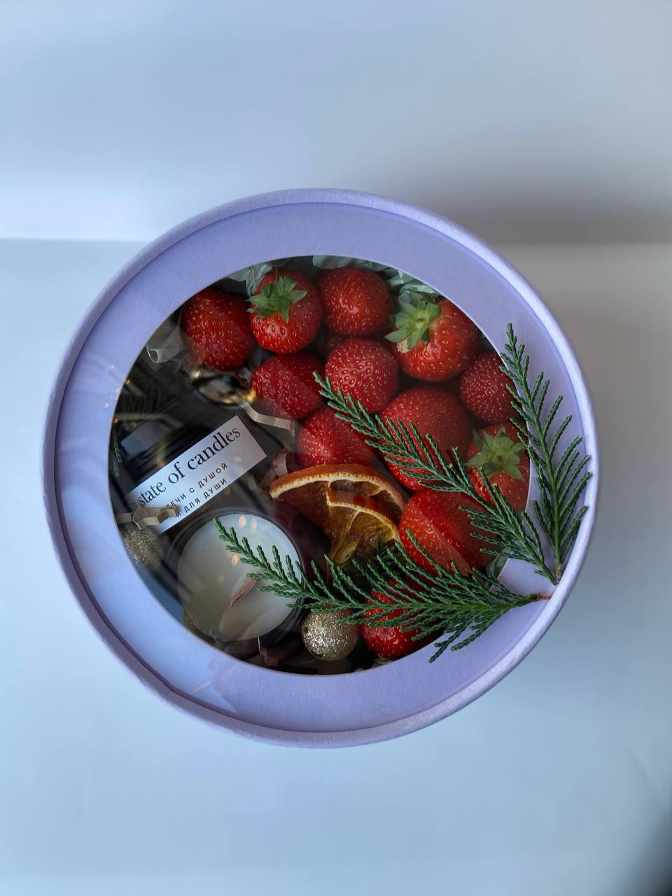 Вкусный новогодний подарок с клубникой и свечами