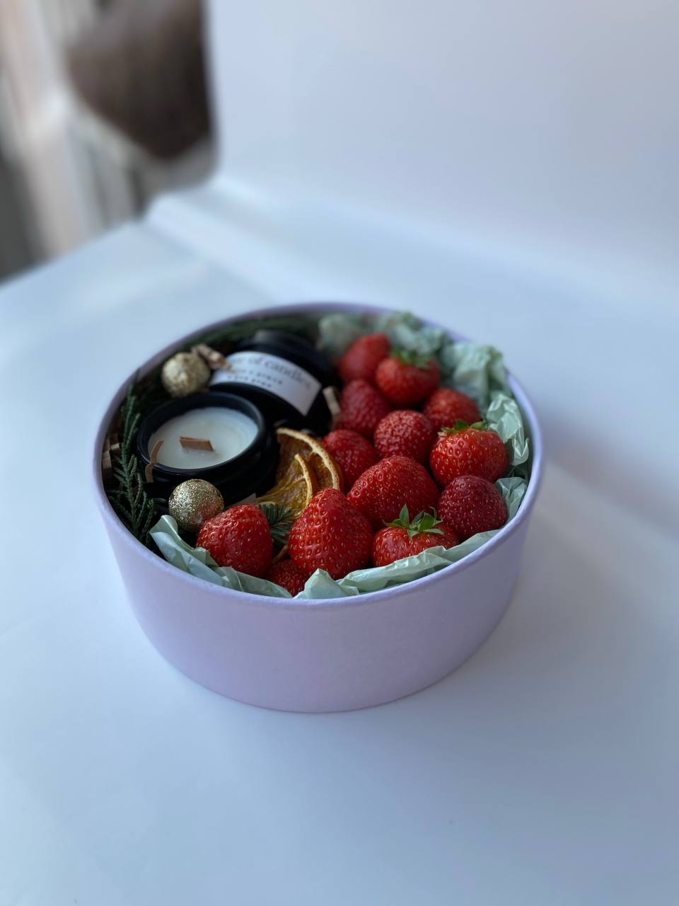 Вкусный новогодний подарок с клубникой и свечами