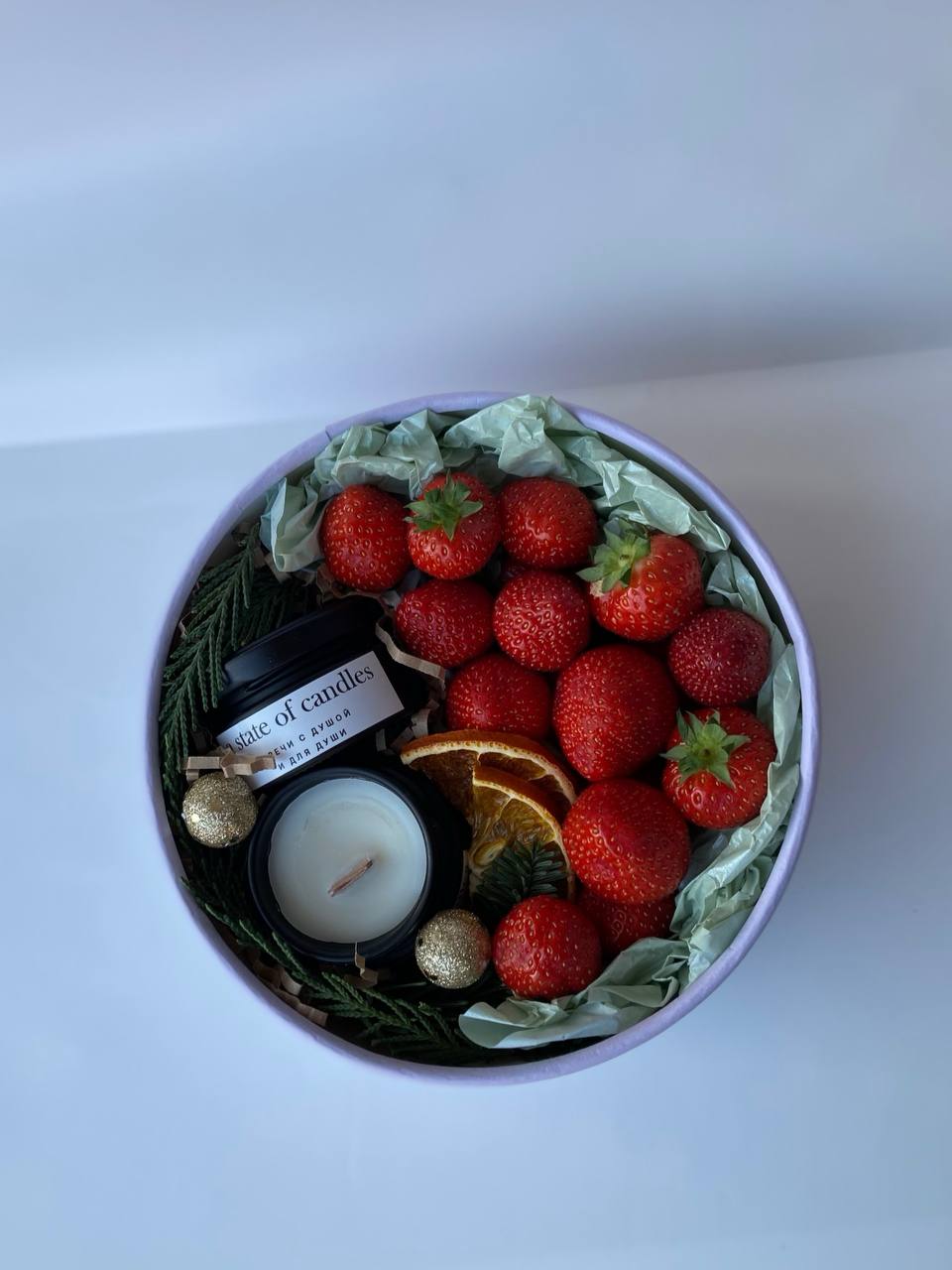 Вкусный новогодний подарок с клубникой и свечами