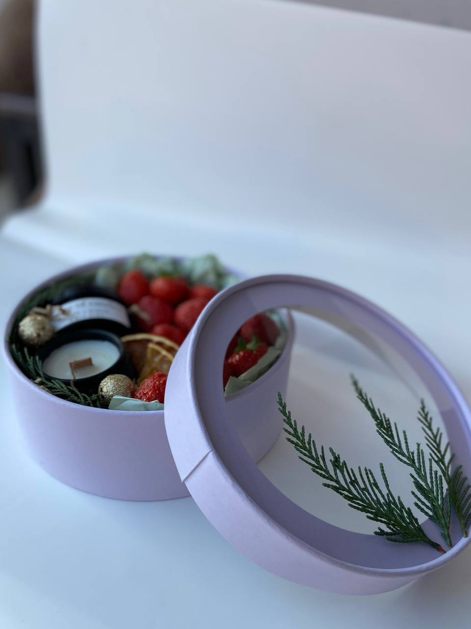 Вкусный новогодний подарок с клубникой и свечами