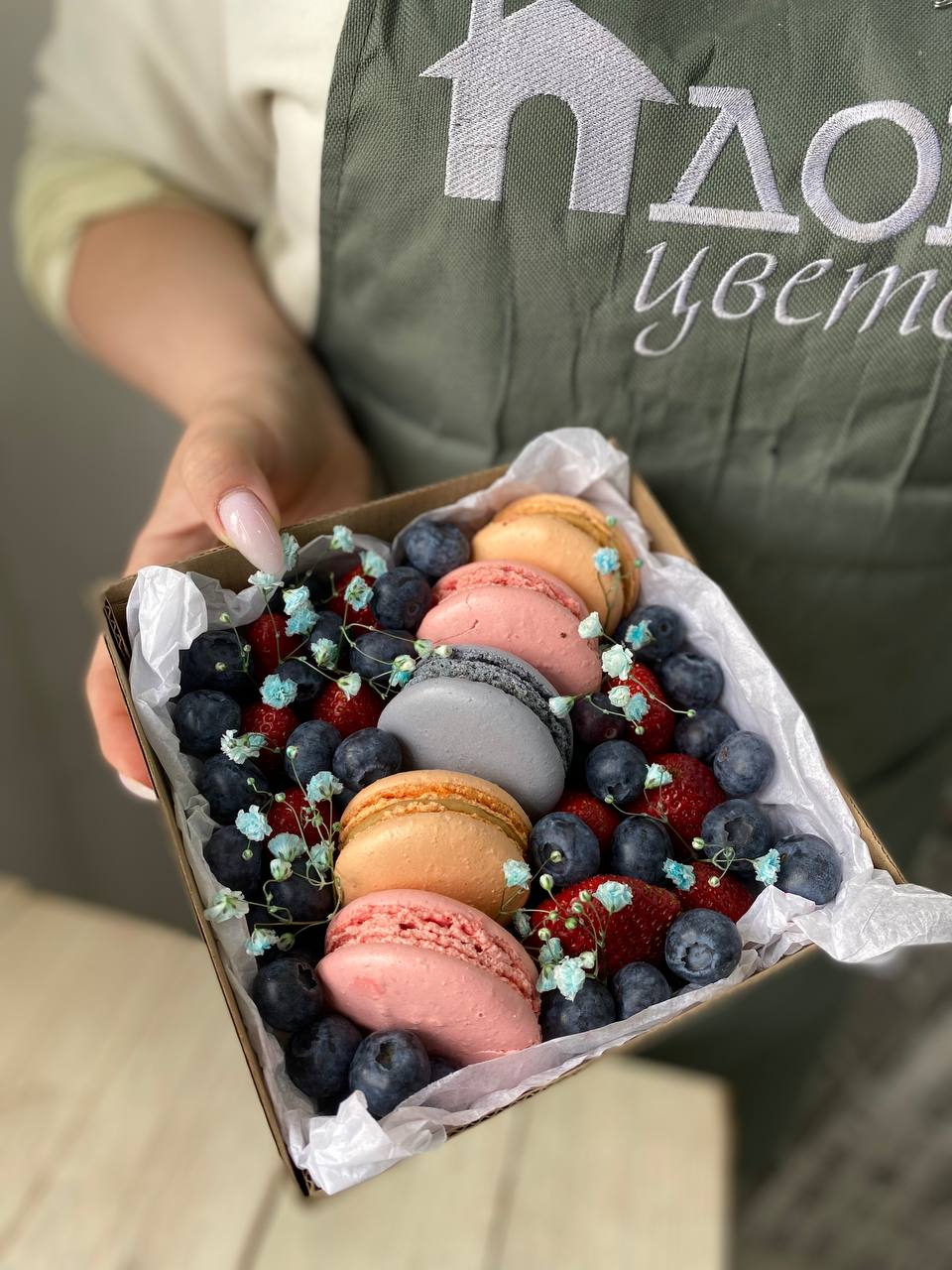Ягодный набор с макарунсами — фото 2