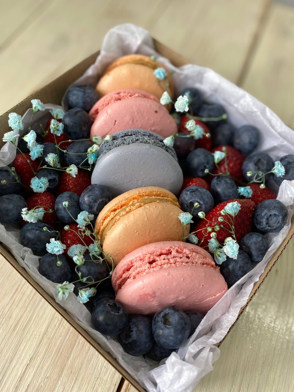 Ягодный набор с макарунсами — фото 3