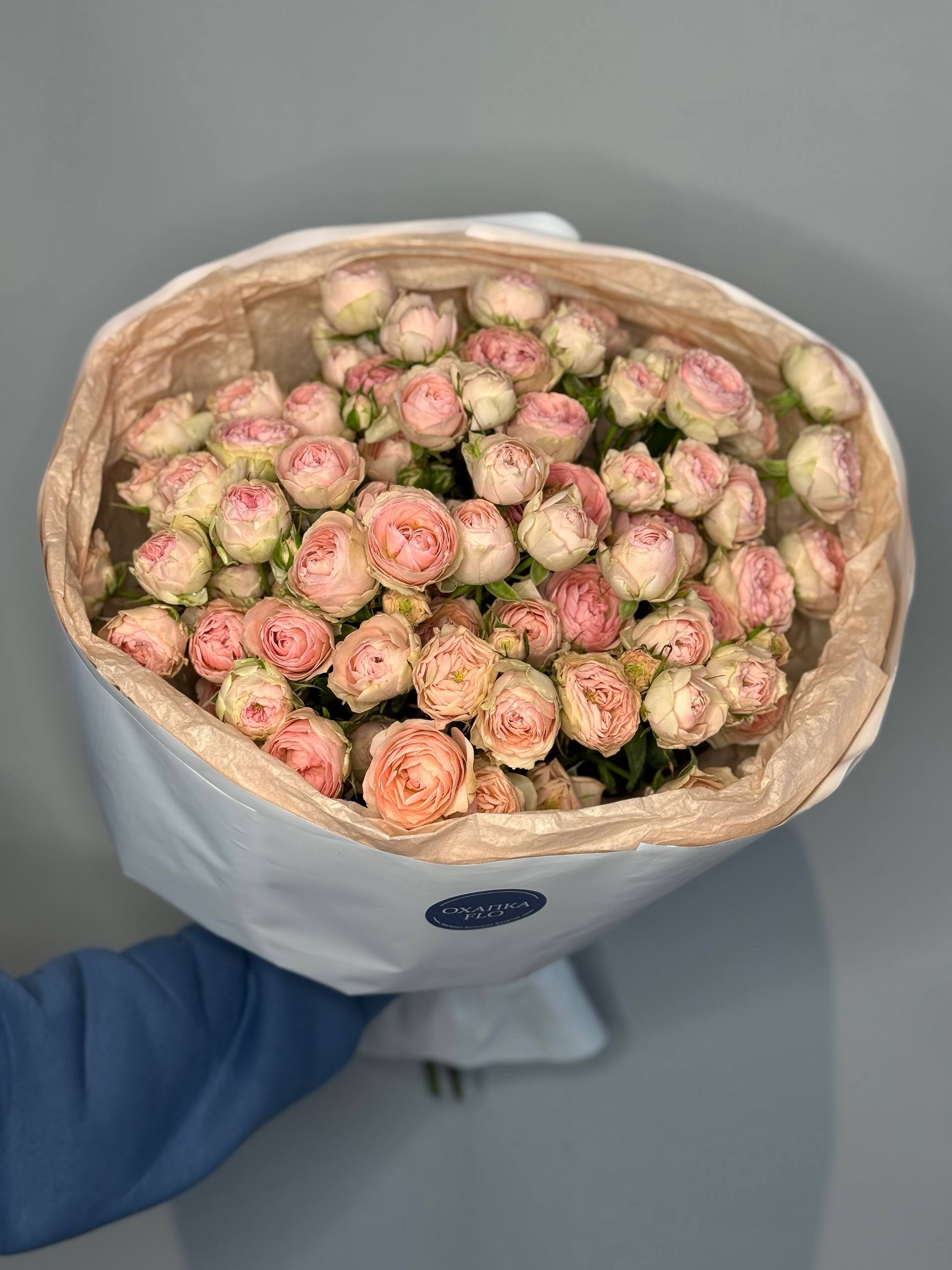 Букет роз нежно-розовых, кустовых 15 штук.